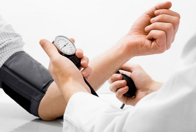 Huyết áp cao gây tổn thương động mạch, làm giảm lưu lượng máu tới dương vật, từ đó dẫn tới xuất tinh sớm