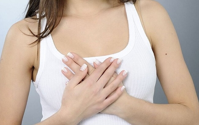 Tiết dịch bất thường ở vú có thể do suy giáp, u tuyến yên,...