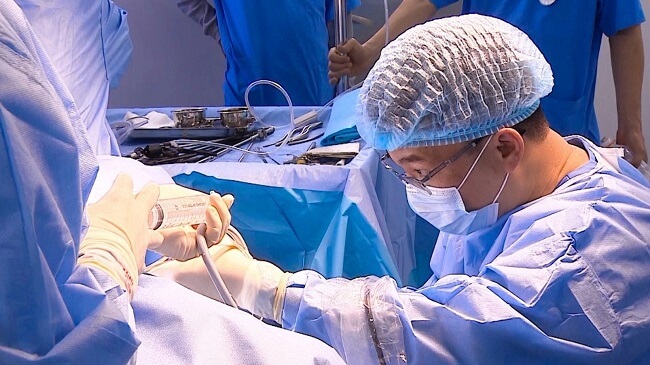Tay nghề của bác sĩ thực hiện là yếu tố ảnh hưởng tới chi phí làm IVF
