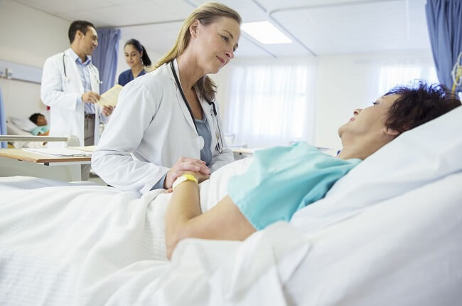 Bệnh nhân bị quá kích buồng trứng nặng cần nhập viện theo dõi