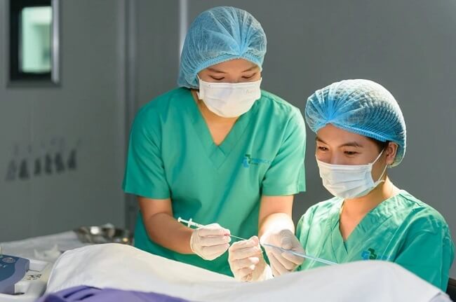Tay nghề của bác sĩ thực hiện là yếu tố ảnh hưởng tới chi phí làm ICSI