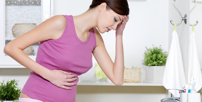 Đau quặn bụng là dấu hiệu cảnh báo của sảy thai sinh hóa