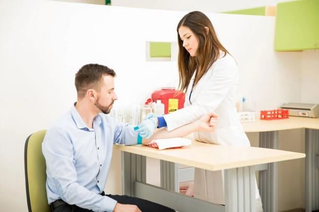 Xét nghiệm nội tiết tố nam thường được chỉ định khi nam giới gặp vấn đề về khả năng sinh sản