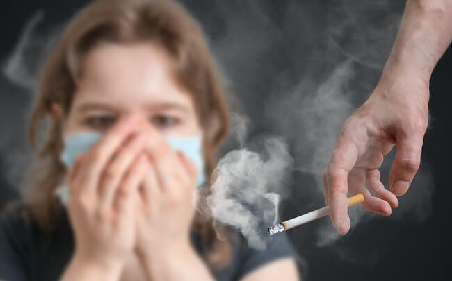 Hút thuốc lá thụ động gây những tác hại nguy hiểm như hút trực tiếp.