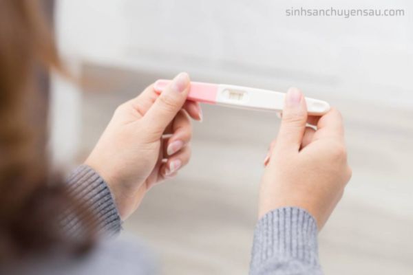 Que thử thai hai vạch cho biết rằng dấu hiệu trứng đã gặp tinh trùng thành công