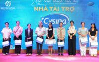Các ba mẹ nhận được phần quà tài trợ từ Cysina