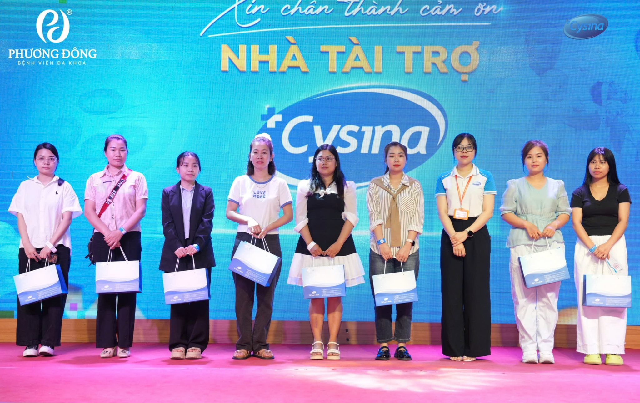 Các ba mẹ nhận được phần quà tài trợ từ Cysina