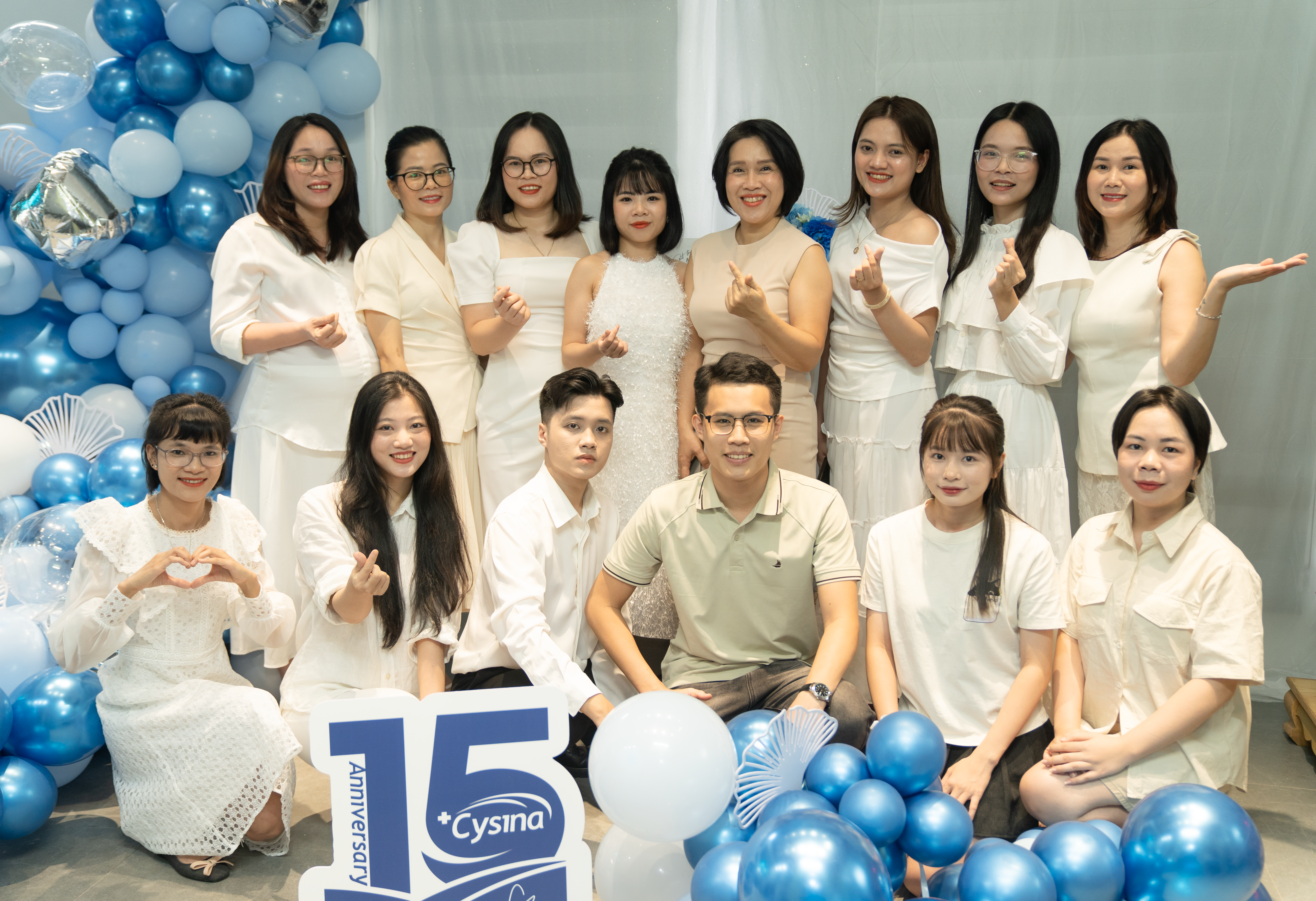 Các phòng ban Cysina chụp ảnh lưu niệm kỷ niệm 15 năm thành lập