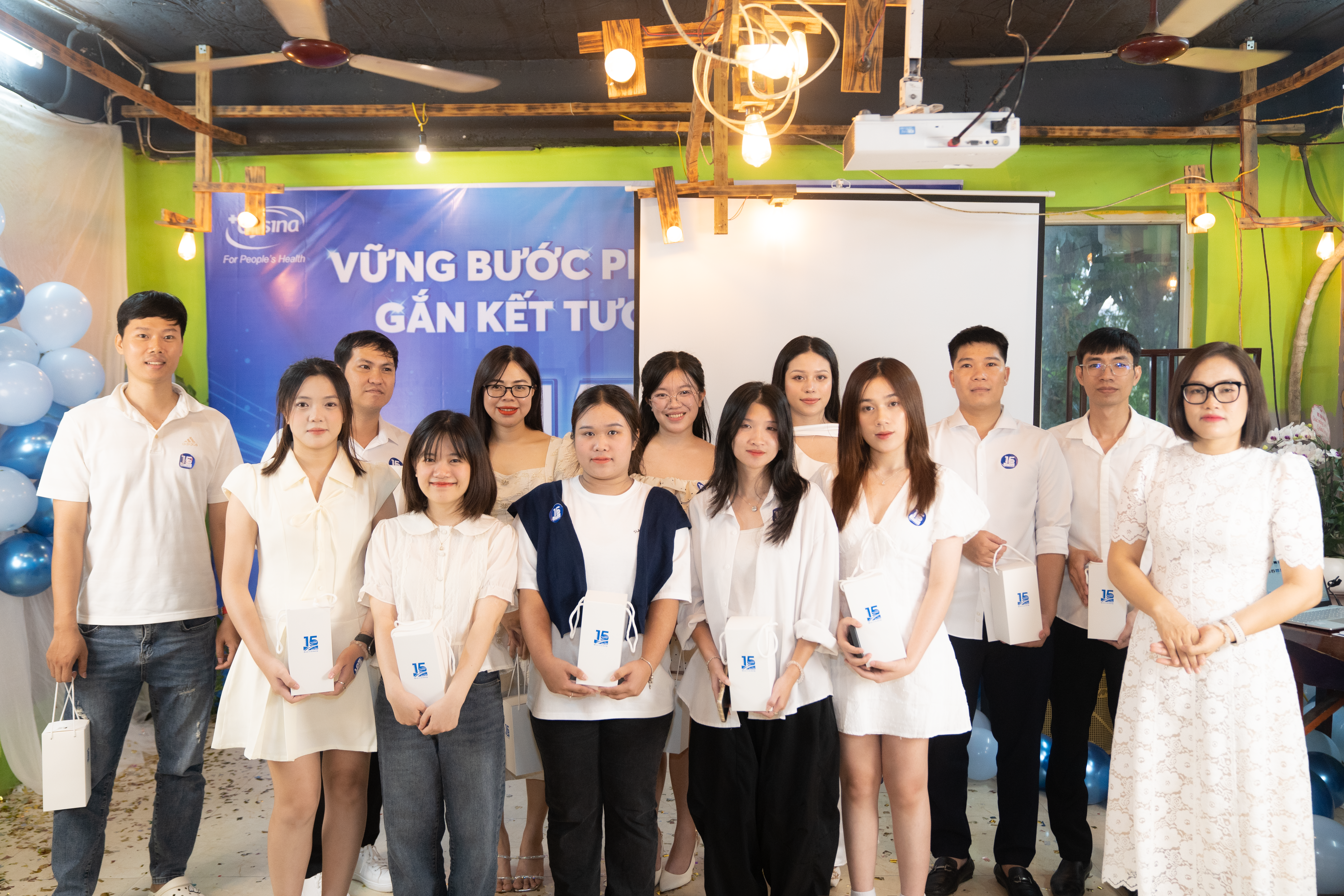 Ban lãnh đạo trao quà tri ân nhân viên trong lễ kỷ niệm 15 năm